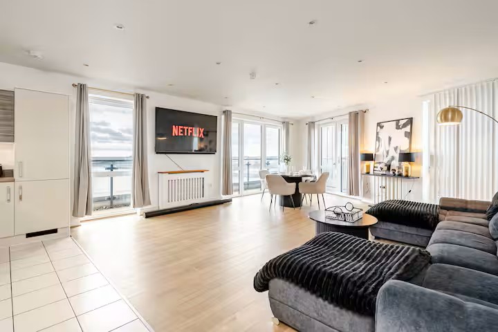 Penthouse Southampton with River Views and Cinima available for short let airbnb.